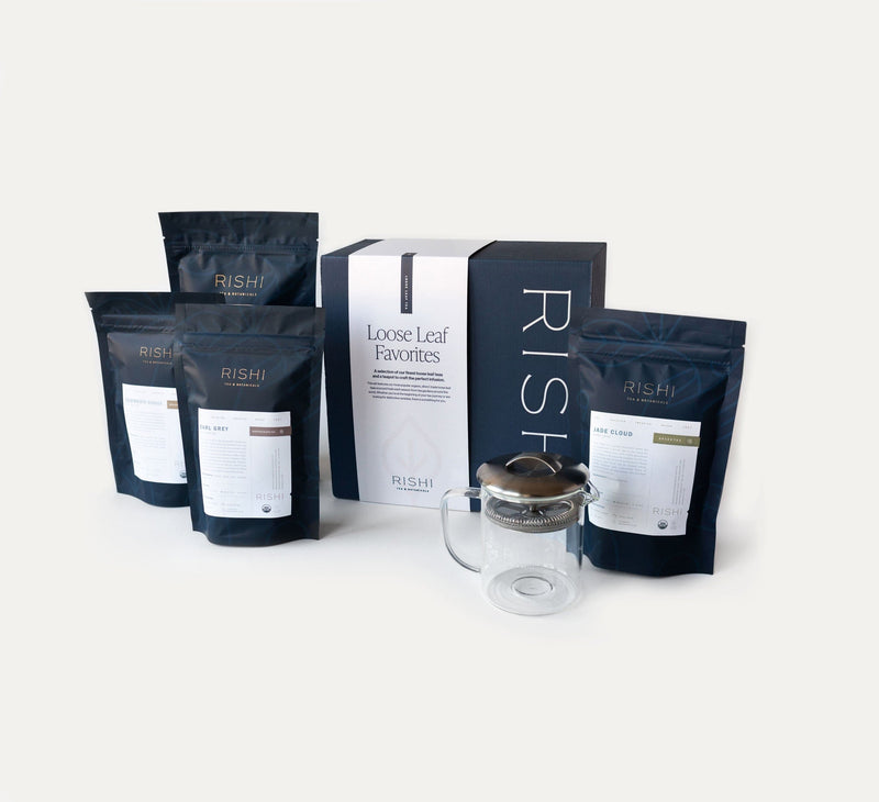 Introducing the Loose Leaf Tea Favorites Gift Set from Rishi Tea & Botanicals, an exquisite gift collection featuring a glass Simple Brew teapot with a stainless steel infuser lid, complemented by four premium Rishi tea pouches. Beautifully packaged for loose leaf tea enthusiasts, this makes an ideal gift choice.